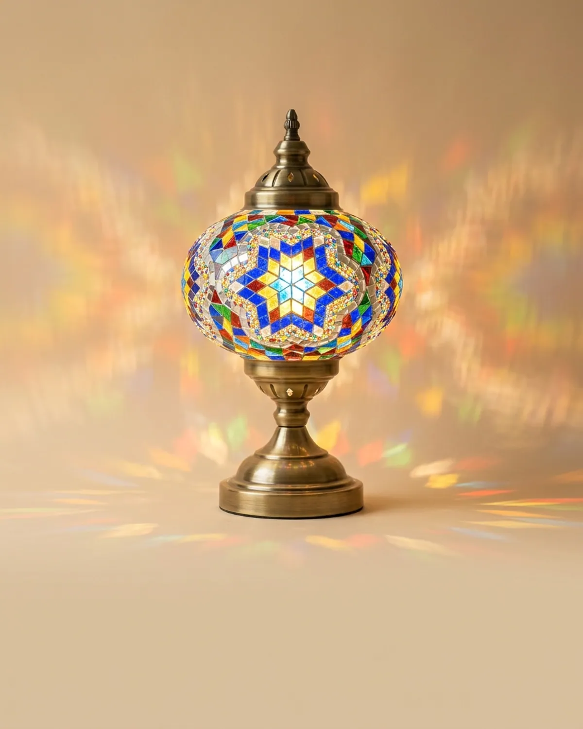 مصباح موزاييك زجاجي مضيء يعكس ألوانًا ساحرة
